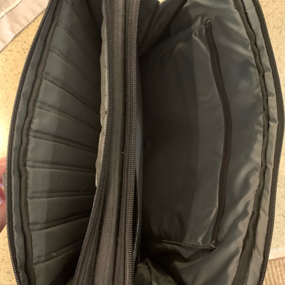 Designed by Tumi - T-Tech laptop briefcase in excellent condition. Storage! - Picture 5 of 7